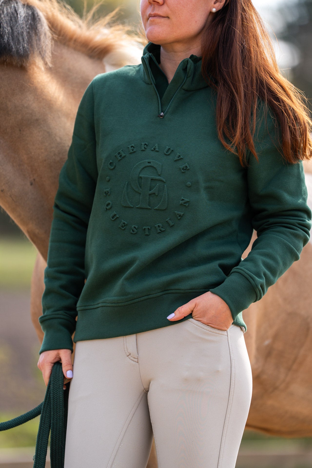 chefauve sweater trui deep green horse lifestyle
